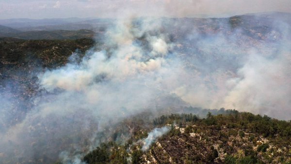 ЗАШТИЋЕНА ЦРКВА СВЕТОГ НИКОЛЕ: Авион за ванредне ситуције успео је да обузда пожар на брду код Херцег Новог