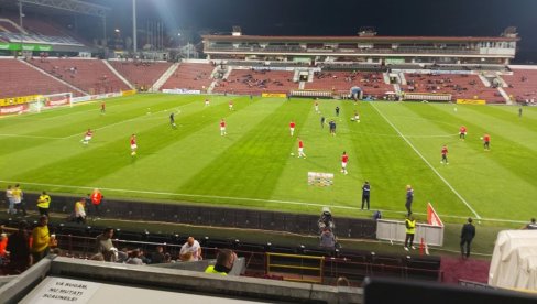 ZVEZDA SPREMNA ZA KLUŽ: Fudbaleri crveno-belih izašli na teren stadiona Konstanin Radulesku