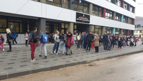 SVAKOM PRVAKU 10.000 DINARA: Opština Priboj novčano nagradila školarce
