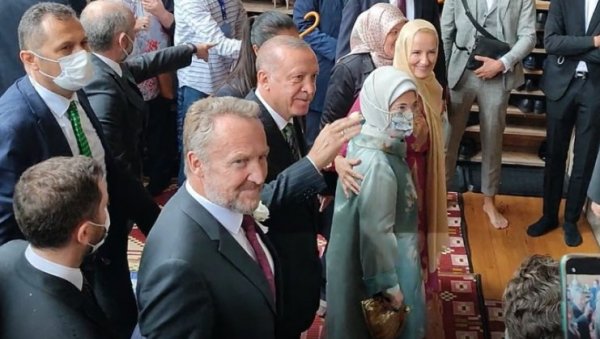 ЕРДОГАН КУМОВАО ИЗЕТБЕГОВИЋЕВОЈ ЋЕРКИ: Турски председник прво на свадби, касније састанак са члановима Председништва БиХ (ФОТО)