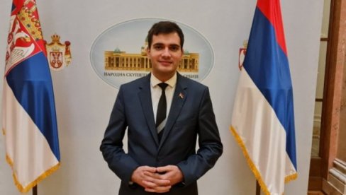 ZORAN TOMIĆ: Srbija se neće vratiti u mračno doba žutih tajkuna