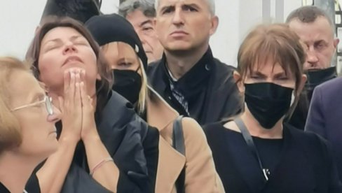 NAJPOTRESNIJI PRIZOR NA LANETOVOJ SAHRANI: Kada je počelo opelo Milena Vasić je samo sklopila ruke i podigla pogled ka nebu (FOTO/VIDEO)