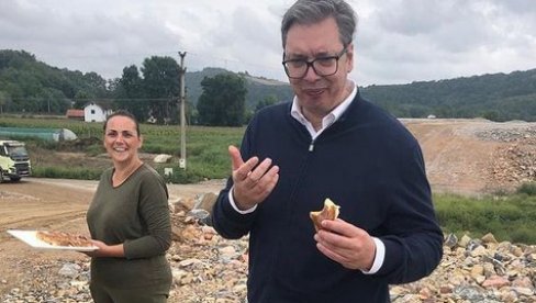 ПРСТЕ ДА ПОЛИЖЕШ! Председник на путу до Косјерића пробао колаче (ФОТО)