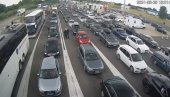 GUŽVE ZBOG PRAZNIKA U SVIM PRAVCIMA Apel vozačima: Zbog radova na Horgošu, koristiti alternativne granične prelaze