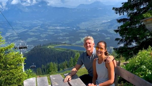 НИШТА НИЈЕ ДОВОЉНО ВИСОКО: Ана Ивановић и Бастијан Швајнштајгер на планини