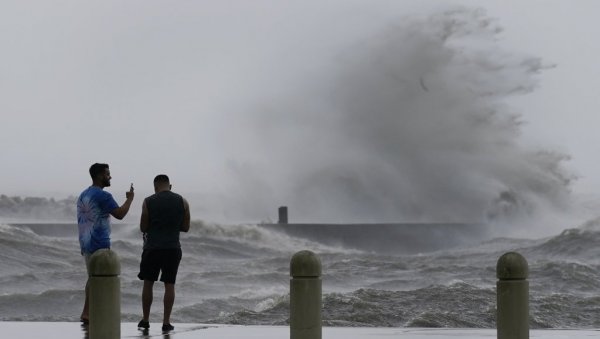 АМЕРИКА И ПОРТОРИКО У СТРАХУ: Олуја Фиона постаје ураган и сваког часа би могла да погоди острва (ВИДЕО)