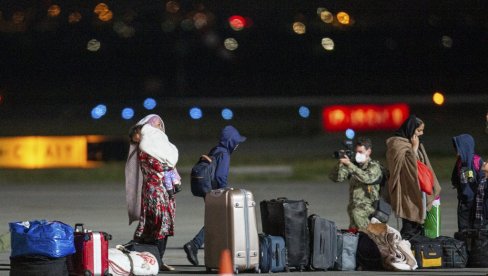 AVGANISTANCI SLETELI U PRIŠTINU: Prva grupa izbeglica došla u srpsku južnu pokrajinu
