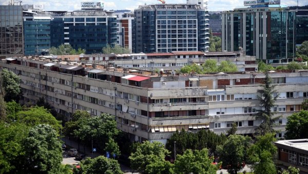 ЗА ЛИФТ ПО УЛАЗУ 5 МИЛИОНА: Станари чувене Меандер зграде у новобеоградском Блоку 21 добили понуду за уградњу додатне опреме