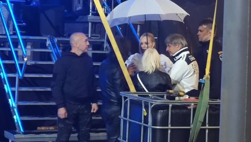 ЈЕЛЕНА РОЗГА ЗАПАЛИЛА ЗРЕЊАНИН: Певачицу ни киша није спречила да одржи фантастичан концерт (ФОТО)