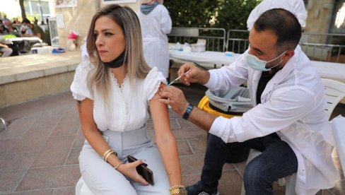 БЕЗ ИЗОЛАЦИЈЕ ЗА ОНЕ КОЈИ СУ ПРИМИЛИ ТРЕЋУ ДОЗУ: У Израелу два милиона људи примило бустер вакцину