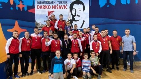 ŠAMPIONSKIM STOPAMA: Mladi rvači Proletera na memorijalu Darko Nišavić