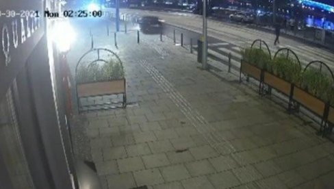 UŽASNA NESREĆA U CENTRU BEOGRADA: Automobil prešao u suprotn traku, udario u stub i prevrnuo se na krov (VIDEO)