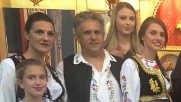 СВАТ У НОШЊИ: Посланик Милија Милетић није одустао од свог “стајлинга” ни на ћеркином венчању