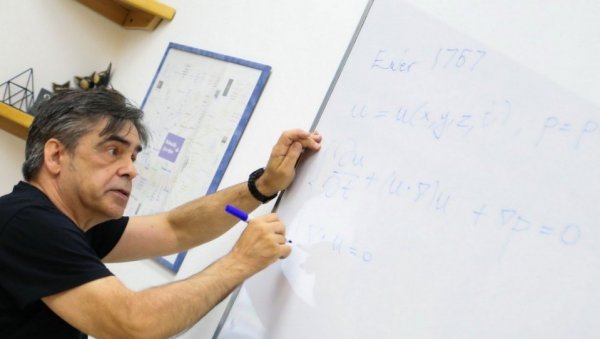 И ГРОМОВИ У ЈЕДНАЧИНАМА: Професор на Оксфорду Ендре Шили Суботичанима откривао тајне бројева