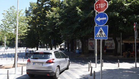 СТОП ИЗ ОБЕ УЛИЦЕ: Возаче збуњују погрешно постављени знакови на углу Палмотићеве и Хиландарске