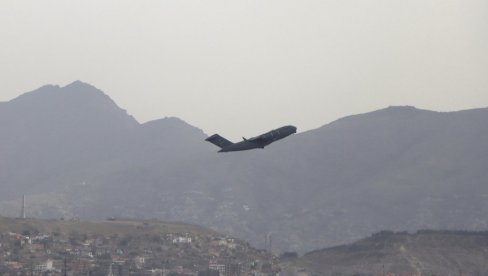 TALIBANI SLAVE U KABULU: Svetleći meci paraju nebo, i poslednji američki C-17 je odleteo iz Avganistana (VIDEO)