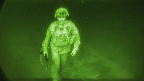 TALIBANI PREUZELI POTPUNU KONTROLU: Ovo je poslednji američki vojnik koji je napustio Avganistan (FOTO)