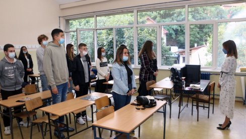 NOVA ŠKOLSKA GODINA POČELA HIMNOM: Pogledajte kako su u Smederevu srednjoškolci krenuli u nove uspehe (FOTO/VIDEO)