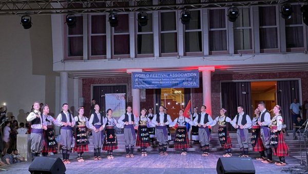 ЗАСТАВА СРБИЈЕ У СРЦУ АЛБАНИЈЕ: Пријепољски фолклораши игром и песмом на најлепши начин представили Србију на фестивалу „Музика и море”