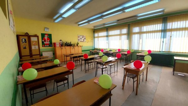 СВИ ЂАЦИ У КЛУПАМА: Новосадске школе спремне за непосредну наставу