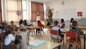 ПОКЛОНИ ЗА ЂАКЕ ПРВАКЕ: Почела школска година за 1.493 ученика у Угљевику (ФОТО)