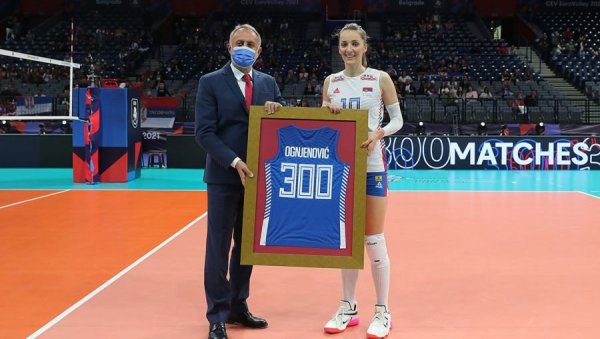 ПОКЛОН ЗА ЈУБИЛЕЈ: Маја Огњеновић добила урамљен дрес са бројем 300