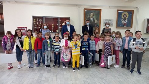 РАНЧЕВИ ЗА СВЕ ПРВАКЕ: Општина Пландиште обезбедила дарове за своје школарце