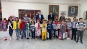 RANČEVI ZA SVE PRVAKE: Opština Plandište obezbedila darove za svoje školarce