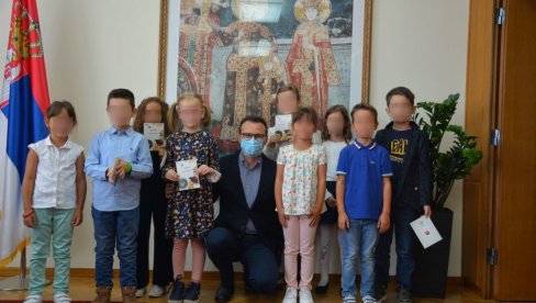 PRVACI GOSTI: Kancelarija za KiM organizovala je druženje sa decom zaposlenih u kancelariji