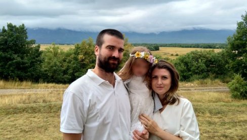 TAMARI SE OBRADOVALO PUSTO POLJE LIVANJSKO: Porodica Kozomara iz Kikinde prešla oko 1.200 kilometara da bi krstila u Vrbici kod Livna ćerku