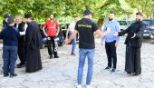 KOMITE PRETILE MONAHU, A POLICAJAC MU NAPISAO KAZNU: Incident ispred Cetinjskog manastira pred najavljeni protest (FOTO/VIDEO)