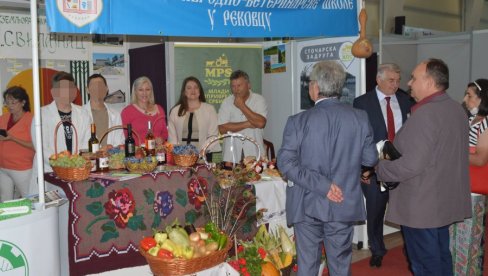 ПУН ШТАНД УКУСНИХ ЂАКОНИЈА: Производи пољопривредне школе на сајму у Крагујевцу (ФОТО)
