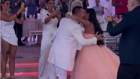 ŠAKO POLUMENTA U BELOM SMOKINGU: Pevač oženio sina - snajka blistala u roze venčanici