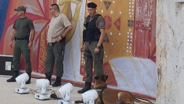 ЕКСКЛУЗИВНО ИЗ ПОДГОРИЦЕ: Полиција код Саборног храма врши последње претраге пред дочек патријарха (ВИДЕО)