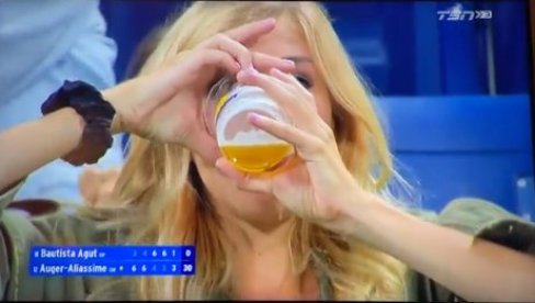 PORED ATRAKTIVNE PLAVUŠE NIKO NIJE GLEDAO TENIS: Ukrala šou na Ju-Es openu, ovako se ispija pivo! (VIDEO)