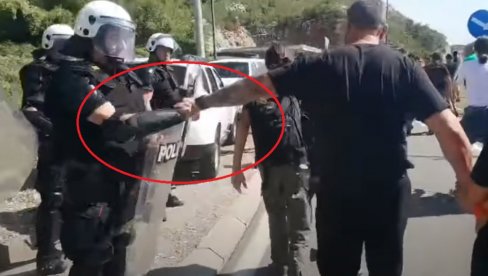 KRIVOKAPIĆEVA POLICIJA UZ KOMITE: Spustili štitove, pozdravljaju se sa huliganima (VIDEO)