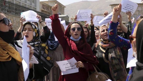ДЕМОНСТРАЦИЈЕ У КАБУЛУ: Талибани отворили ватру на жене