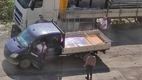 ODNELI OGRADU I TABLU IZ BLOKA 37: Izvođač radova u Novom Beogradu uklonio preostali građevinski inventar