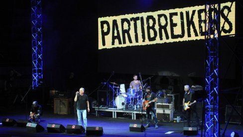 ДВА САТА КВАЛИТЕТНОГ РОКА И ВАТРОМЕТ ЗА КРАЈ: Партибрејкерс се провели са Београђанима на Ташу (ФОТО)