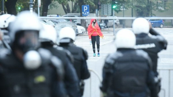 ФАЈРОНТ ЗА КОМИТЕ: Полиција истерала Мирашеве распопе из кафане на Цетињу