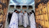 ЦЕТИЊЕМ СЕ ОРИ ДОСТОЈАН: Свештеници певају Јечам жела, оре се стихови - Кад се војска на Косово врати! (ВИДЕО)