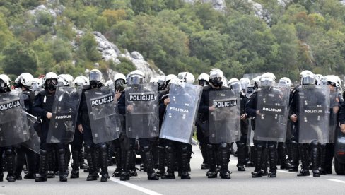 POLICIJA SUZAVCEM RASTERALA KOMITE: I dalje se čuju detonicije sa barikada (VIDEO)