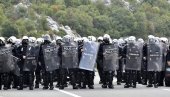 POLICIJA SUZAVCEM RASTERALA KOMITE: I dalje se čuju detonicije sa barikada (VIDEO)