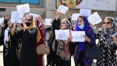 TALIBANI BACALI SUZAVAC NA ŽENE: Strašno nasilje na protestima u Kabulu