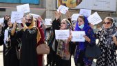 ХЛЕБ, РАД, СЛОБОДА: Талибани пуцали да би растерали жене са протеста, а касније их и тукли (ВИДЕО)