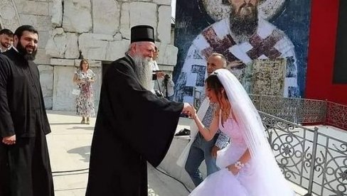 PRELEPA SCENA U PODGORICI: Mitropolita Joanikija pozdravili mladenci koji su se venčali dan pred ustoličenje