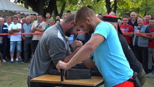 КРШНИ МОМЦИ ОДМЕРАВАЛИ СНАГУ И ВЕШТИНЕ: Срби пореклом из Лике надметали се у првом вишебоју у Бачком Брестовцу (ФОТО)