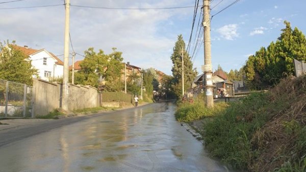 МУКЕ МЕШТАНА КАЛУЂЕРИЦЕ: Отпадне воде теку низ улице, за мање од месец дана канализација пробила на истом месту