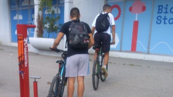 МИНИ-СЕРВИС: Помоћ за бициклисте у Новом Саду на Булевару ослобођења