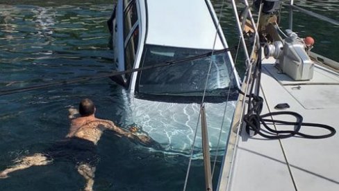 BIZARNA SCENA U GRČKOM LETOVALIŠTU: Sleteo automobilom sa šetališta i sudario se sa čamcem u moru! (FOTO)